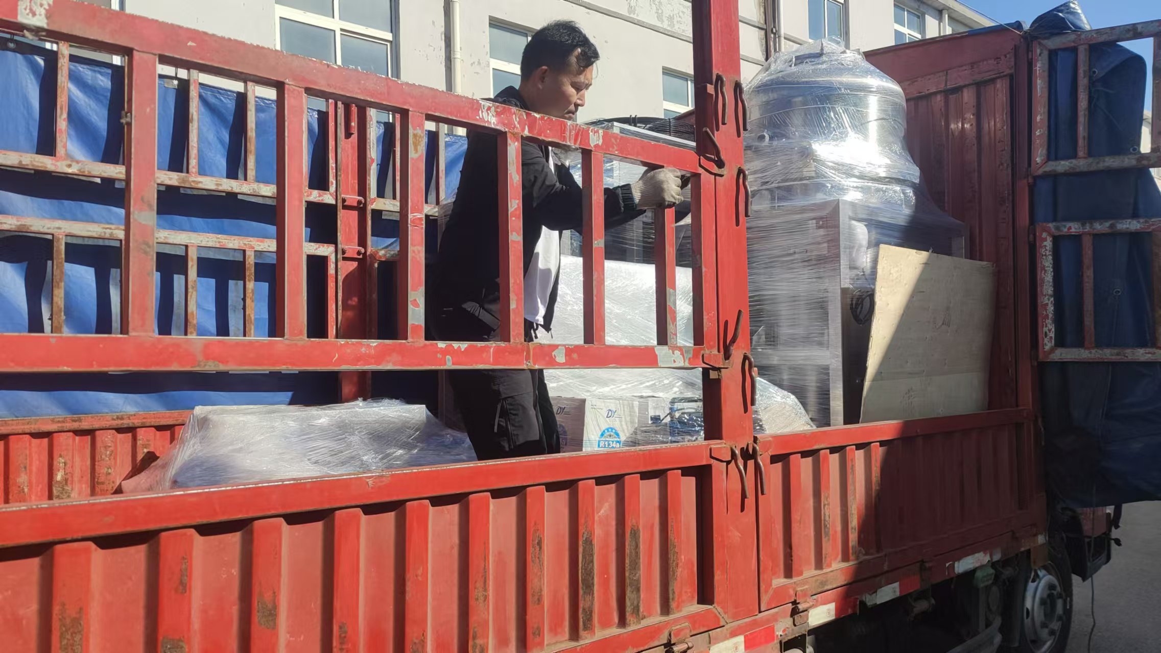 某科研院所移動式低溫蒸發器發貨